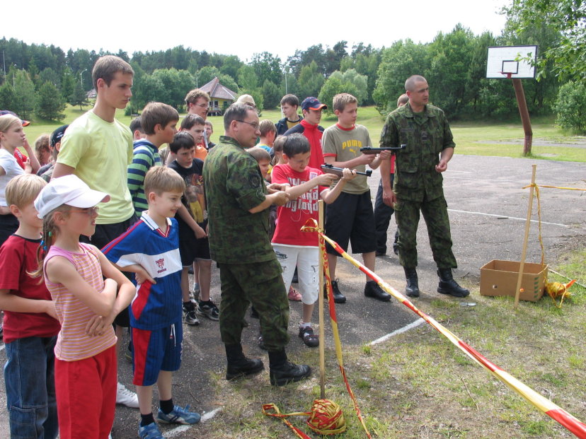 Karatė klubo vaikų vasaros stovyklos svečiai - Vytenio bataliono kariai 