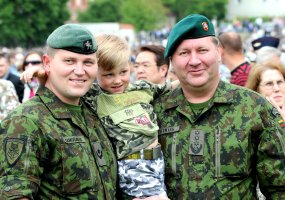 Katedros aikštėje - Lietuvos kariuomenės vado valdžios regalijų grąžinimo vyriausiajam... - 3