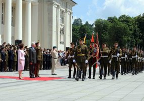 Kadenciją baigęs Lietuvos kariuomenės vadas grąžino valdžios regalijas vyriausiajam ginkluotųjų... - 4
