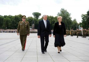 Naująją Lietuvos Respublikos Prezidentę pagerbė Lietuvos kariai - 1