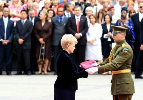 Naująją Lietuvos Respublikos Prezidentę pagerbė Lietuvos kariai - 5