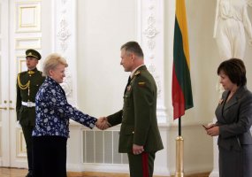 Naujajam kariuomenės vadui Arvydui Pociui suteiktas generolo majoro laipsnis - 2