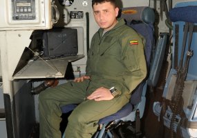 Tarp NATO lėktuvo tarptautinės įgulos narių - Lietuvos karys - 4