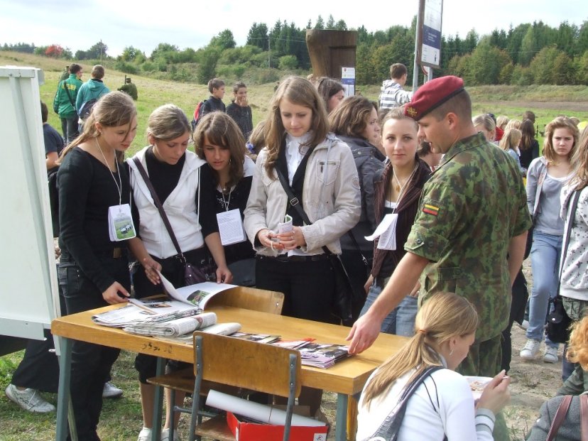 Dainavos apygardos 1-osios rinktinės kariai savanoriai dalyvavo šventėje „Lietuvos vardo...