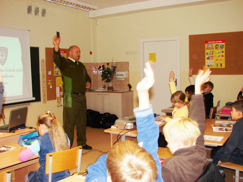Artilerijos bataliono kariai vedė pamokas Vilniaus Antakalnio vidurinės mokyklos moksleiviams 