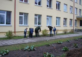 Kęstučio bataliono karininkai padėjo tvarkyti Viešvilės vaikų globos namų aplinką - 2