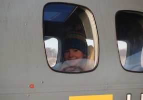 Karo lakūnai padėjo išsipildyti mažos mergaitės svajonei paskraidyti lėktuvu  - 1
