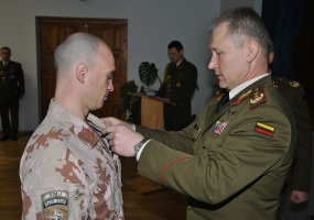Kariuomenės vadas ir Jungtinio štabo viršininkas su artėjančiomis šventėmis pasveikino... - 2