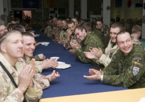 Afganistane tarnaujantys kariai ir civiliai iš septynių šalių kartu šventė Kalėdas  - 1