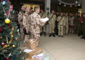 Afganistane tarnaujantys kariai ir civiliai iš septynių šalių kartu šventė Kalėdas  - 4