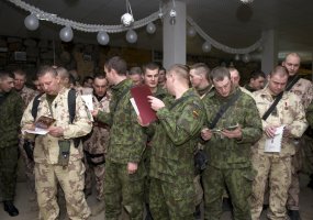 Afganistane tarnaujantys kariai ir civiliai iš septynių šalių kartu šventė Kalėdas  - 6
