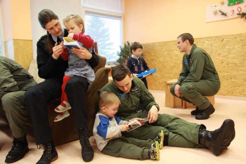 Lietuvių ir vokiečių karo aviatoriai aplankė Šiaulių apskrities kūdikių namų auklėtinius