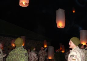 Lietuvos kariai naujuosius metus Afganistane sutiko į dangų leisdami žibintus  - 1