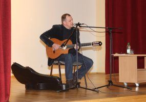 Laisvės gynėjų dienos proga Puskarininkių mokykloje dainuojamąją poeziją pristatė Vytautas V.... - 2