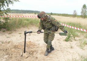 2009-ieji kariuomenės išminuotojų metai: sunaikinti 4749 sprogmenys, išvalyta daugiau nei 18 ha... - 1
