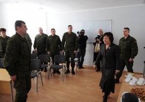 Krašto apsaugos ministrė Rukloje aplankė būtinųjų karinių mokymų dalyvius - 1