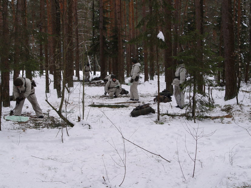 Būtinuosius karinius mokymus baigė pirmoji karių laida