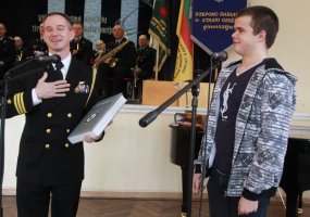 Apdovanoti geriausių mokinių tiriamųjų darbų apie karo aviaciją konkurso dalyviai  - 2