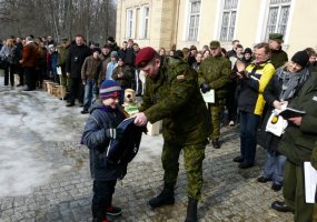 Kariai savanoriai Plungės miesto parke kartu su moksleiviais kėlė inkilus paukščiams - 1