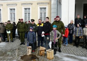 Kariai savanoriai Plungės miesto parke kartu su moksleiviais kėlė inkilus paukščiams - 2