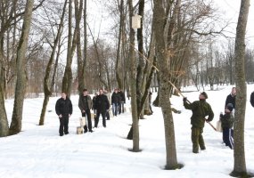 Kariai savanoriai Plungės miesto parke kartu su moksleiviais kėlė inkilus paukščiams - 3