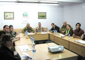 Goro provincijos atkūrimo grupės stovykloje lankėsi NATO tarptautinių saugumo paramos pajėgų... - 1