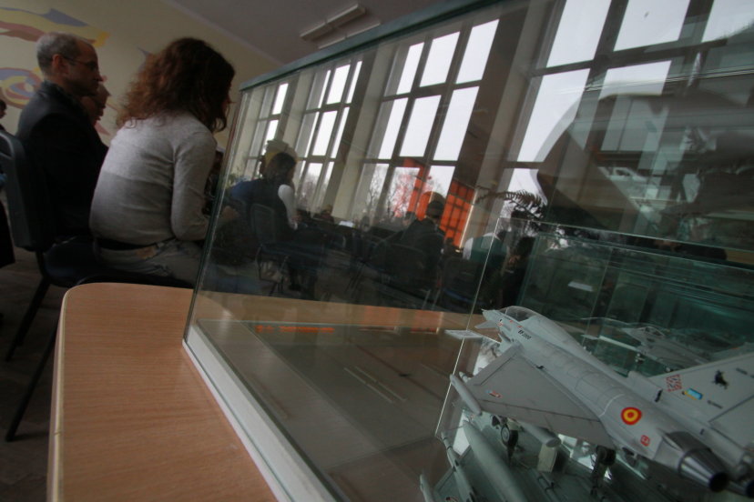 Apdovanoti geriausių mokinių tiriamųjų darbų apie karo aviaciją konkurso dalyviai 
