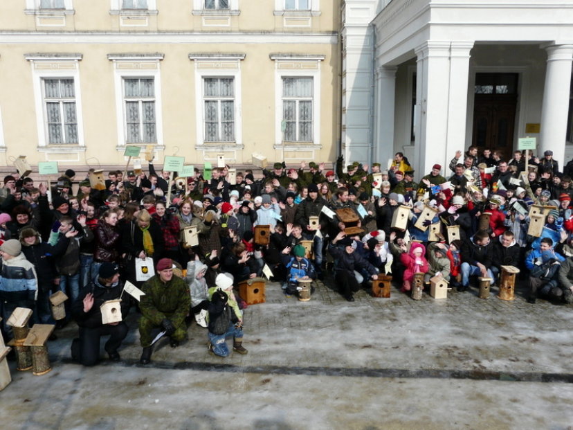 Kariai savanoriai Plungės miesto parke kartu su moksleiviais kėlė inkilus paukščiams