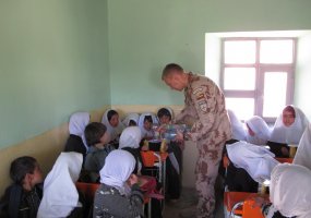 Alytaus Jaunimo centro vaikų surinktas dovanėles kariai perdavė Goro provincijos moksleiviams  - 2