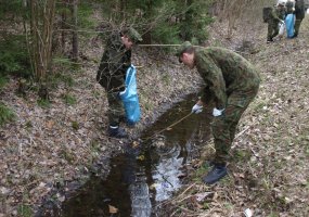 Akcija „Darom 2010“: Algirdo bataliono kariai Svilonių, Užusalių ir Gaižiūnų miškuose surinko... - 2