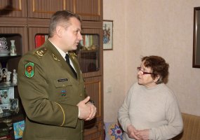 80-ojo jubiliejaus proga L. Raštikytę-Dobrovolskienę  pasveikino Puskarininkių mokyklos atsovai  - 1
