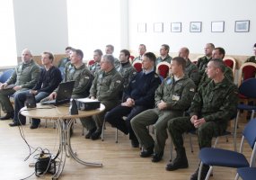 Paroda apie aviatorių V. Lapėną pristatyta ir Aviacijos bazės kolektyvui  - 1