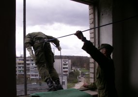 Algirdo bataliono Žvalgų būrys mokėsi nusileidimo ir kopimo su virve technikos - 1