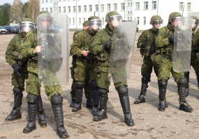 Misijai Afganistane besirengiantys PAG-12 kariai mokėsi riaušių malšinimo taktikos - 2