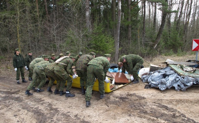Akcija „Darom 2010“: Algirdo bataliono kariai Svilonių, Užusalių ir Gaižiūnų miškuose surinko...