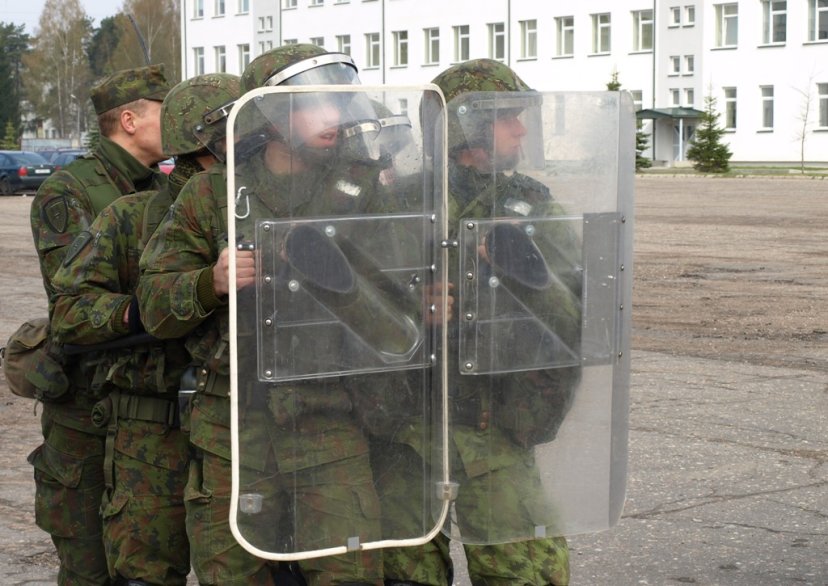 Misijai Afganistane besirengiantys PAG-12 kariai mokėsi riaušių malšinimo taktikos