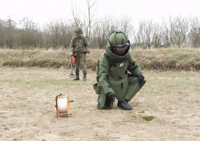 Kariuomenės išminuotojai prašo gyventojus radus sprogmenį elgtis atsakingai - 2