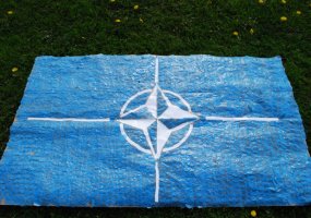 NATO vėliavos - pagamintos iš netradicinių medžiagų    - 2