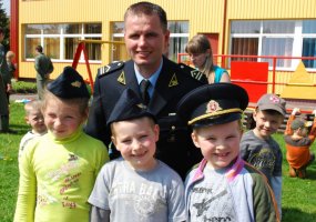 NATO vėliavos - pagamintos iš netradicinių medžiagų    - 3