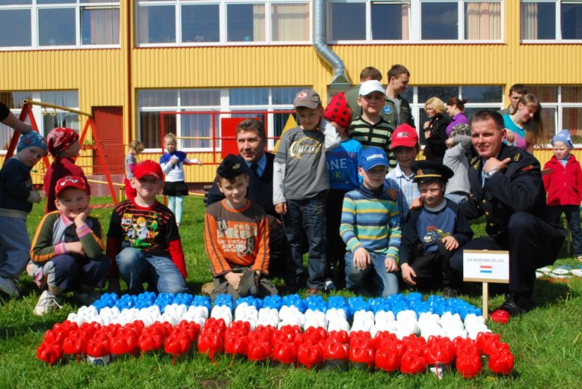 NATO vėliavos - pagamintos iš netradicinių medžiagų   