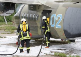 Aviacijos bazėje vyko priešgaisrinės taktinės pratybos „Griausmas 2010 - 1