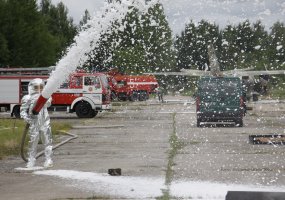 Aviacijos bazėje vyko priešgaisrinės taktinės pratybos „Griausmas 2010 - 3