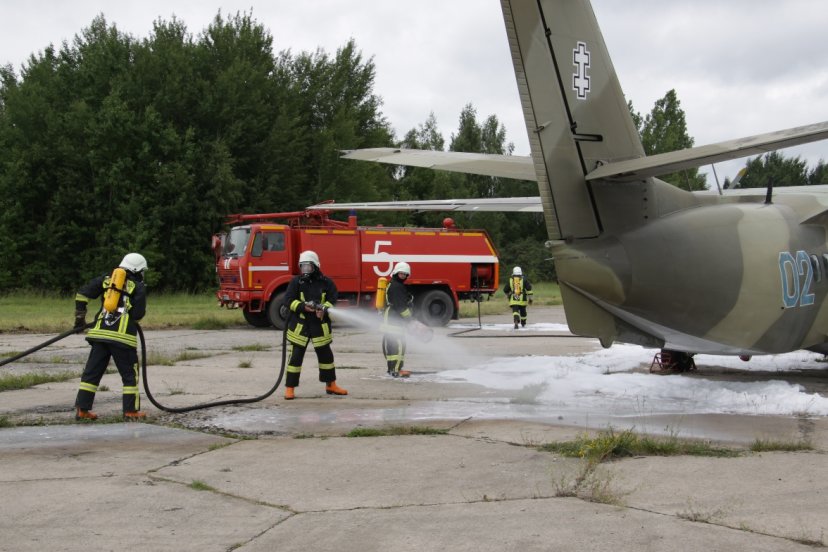 Aviacijos bazėje vyko priešgaisrinės taktinės pratybos „Griausmas 2010