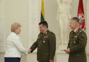 Prezidentė suteikė generolo majoro laipsnį Sausumos pajėgų vadui  - 1