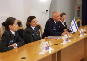 Kariuomenės vado pareigas laikinai einantis brg. gen. E. Mažeikis susitiko su Izraelio kariškių... - 1