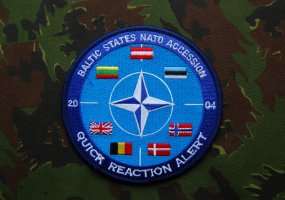 Aviacijos bazėje sukaupta karinių antsiuvų su NATO oro policijos misijos simbolika kolekcija - 1