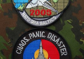 Aviacijos bazėje sukaupta karinių antsiuvų su NATO oro policijos misijos simbolika kolekcija - 2