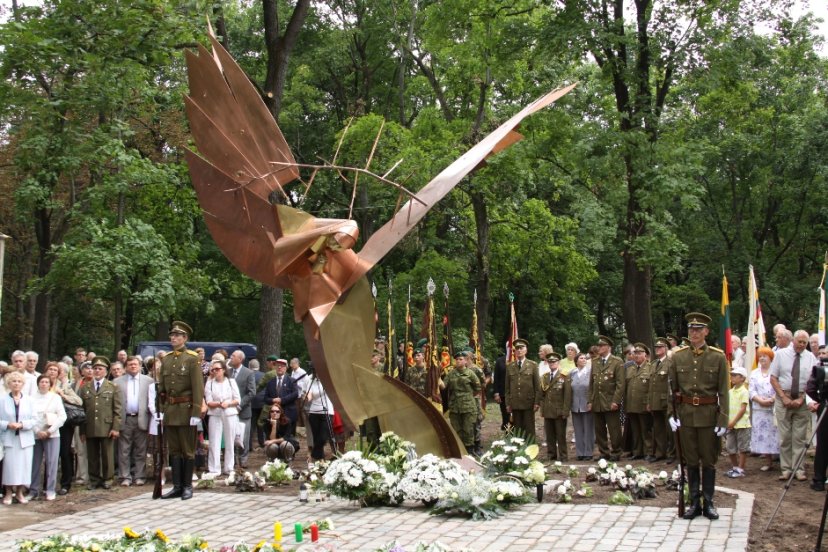 Karinių oro pajėgų vadas dalyvavo paminklo Kovotojų už Lietuvos laisvę Motinai atidengimo...