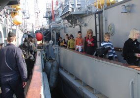 Karo laivų flotilėje lankėsi misijoje tarnaujančių karių šeimų nariai - 2