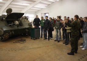 St. Raštikio puskarininkių mokykloje lankėsi Kauno technologijos universiteto studentai  - 1